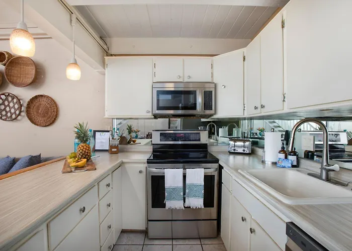 Charming Loft 2Br With Free Parking & Near Beach!